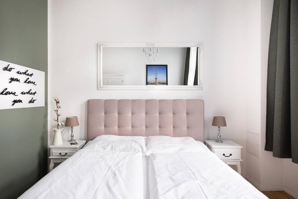 Appartement Sc 05 By Rockchair L Superhost Status L 2 Bedrooms Boxspringbeds Balcony Elevator - Cozy Family & Business Flair Welcomes You!