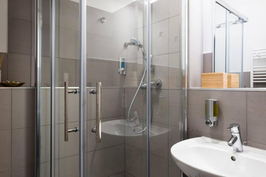 Sc 05 By Rockchair L Superhost Status L 2 Bedrooms Boxspringbeds Balcony Elevator - Cozy Family & Business Flair Welcomes You! Berlijn